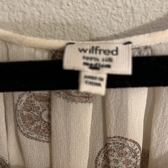 Aritzia size Medium blouse. Beautiful and flowy. In great condition. - Picture 2 of 3